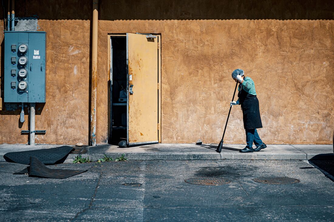 Foto de un trabajador con la equipación de limpieza. Esta foto ha sido tomada en Santa Cruz de Tenerife