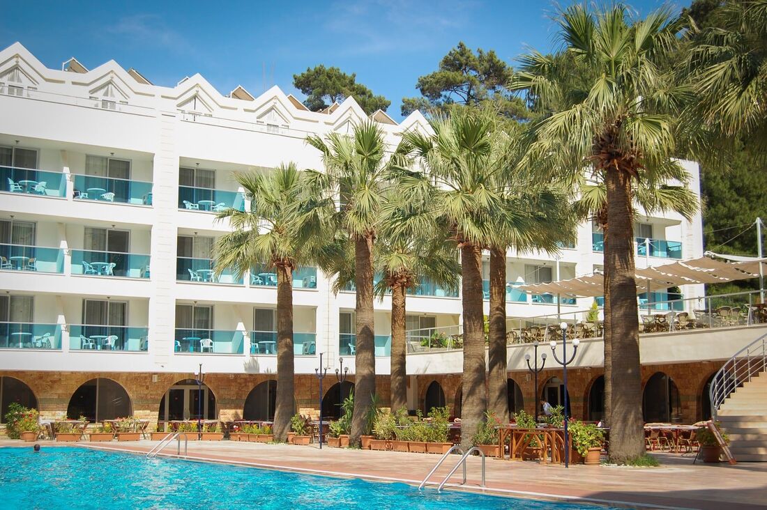 Mantenimiento de piscinas en hoteles. Foto tomada en Las Américas, Tenerife.